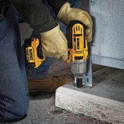 DEWALT DCF889HM2 20-volt MAX Lithium Ion 1/2-Inch High Torque Impact Wrench With