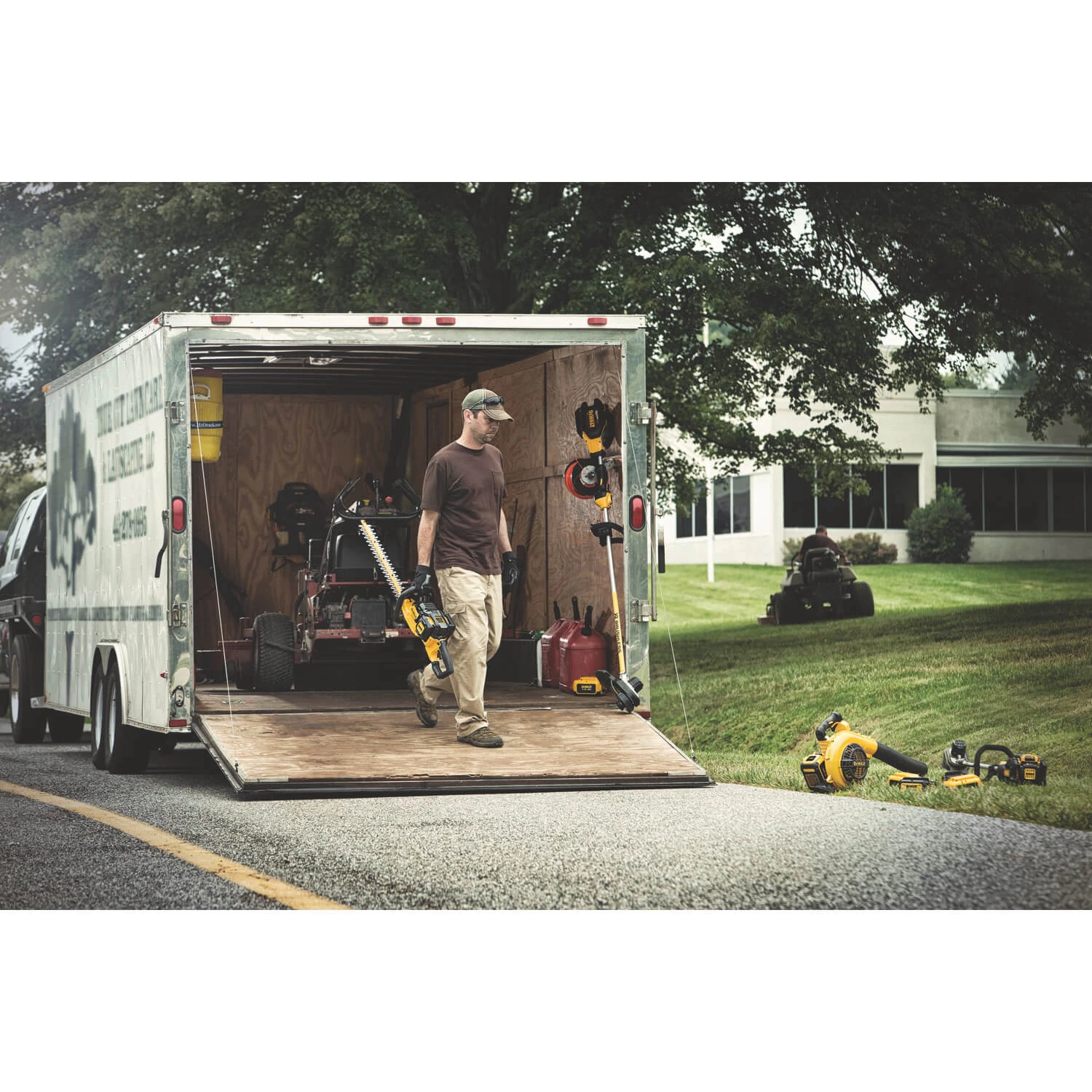 DEWALT DCHT860X1 40V MAX* XR 22" CORDLESS HEDGE TRIMMER (7.5AH) OUTDOOR TOOLS 7 DEWALT DCHT860X1 40V MAX* XR 22" CORDLESS HEDGE TRIMMER (7.5AH) OUTDOOR TOOLS