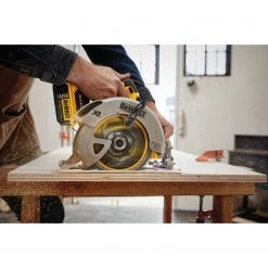 POWER TOOLS Dewalt DCS570P1 20V MAX XR 7-1/4" Circular Saw Kit 20 POWER TOOLS Dewalt DCS570P1 20V MAX XR 7-1/4