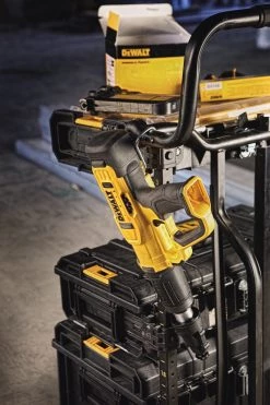 DEWALT DFD270MK - FULLY-AUTOMATIC .27 CALIBER POWDER-ACTUATED TOOL (MAGAZINE AND SINGLE SHOT KIT)