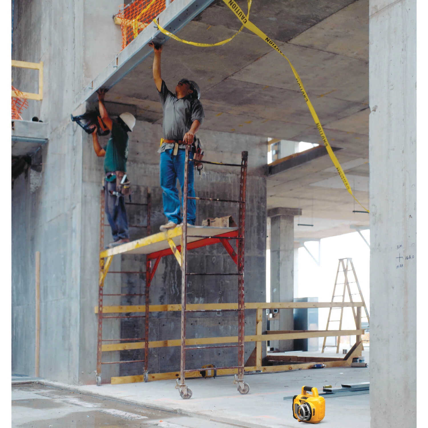 DeWALT DW079KD - 18V Cordless XRP Self-Leveling Rotary Laser Level for Indoor & Outdoor Use 13 DeWalt DW079KD - 18V Cordless XRP Self-Leveling Int/Ext WHAT'S NEW