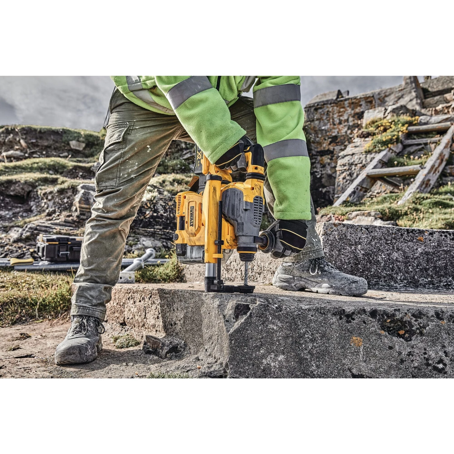 DEWALT DCH293R2 20V MAX* 1-1/8 In. XR® Brushless Cordless SDS PLUS L-Shape Rotary Hammer Kit 11 DEWALT DCH293R2 20V MAX* 1-1/8 In. XR® Brushless Cordless SDS PLUS L-Shape Rotary Hammer Kit