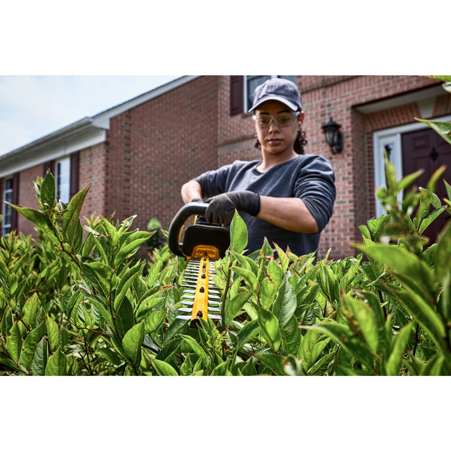 Dewalt DCHT870T1 60V MAX* 26 In. Brushless Cordless Hedge Trimmer Kit OUTDOOR TOOLS 10 Dewalt DCHT870T1 60V MAX* 26 In. Brushless Cordless Hedge Trimmer Kit OUTDOOR TOOLS