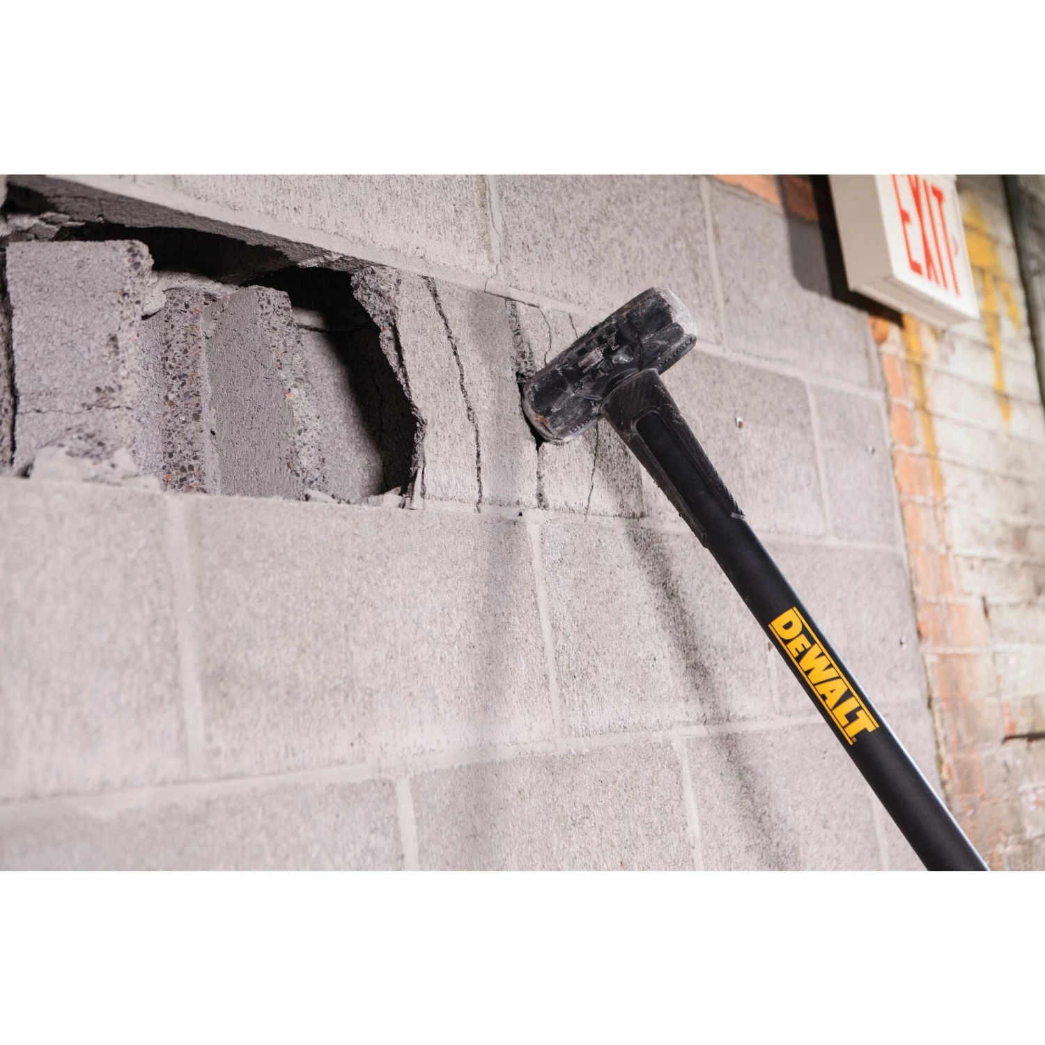 DeWalt DWHT56027 6 Lb. EXOCORE™ Sledge Hammer HAND TOOLS 8 DeWalt DWHT56027 6 Lb. EXOCORE™ Sledge Hammer HAND TOOLS